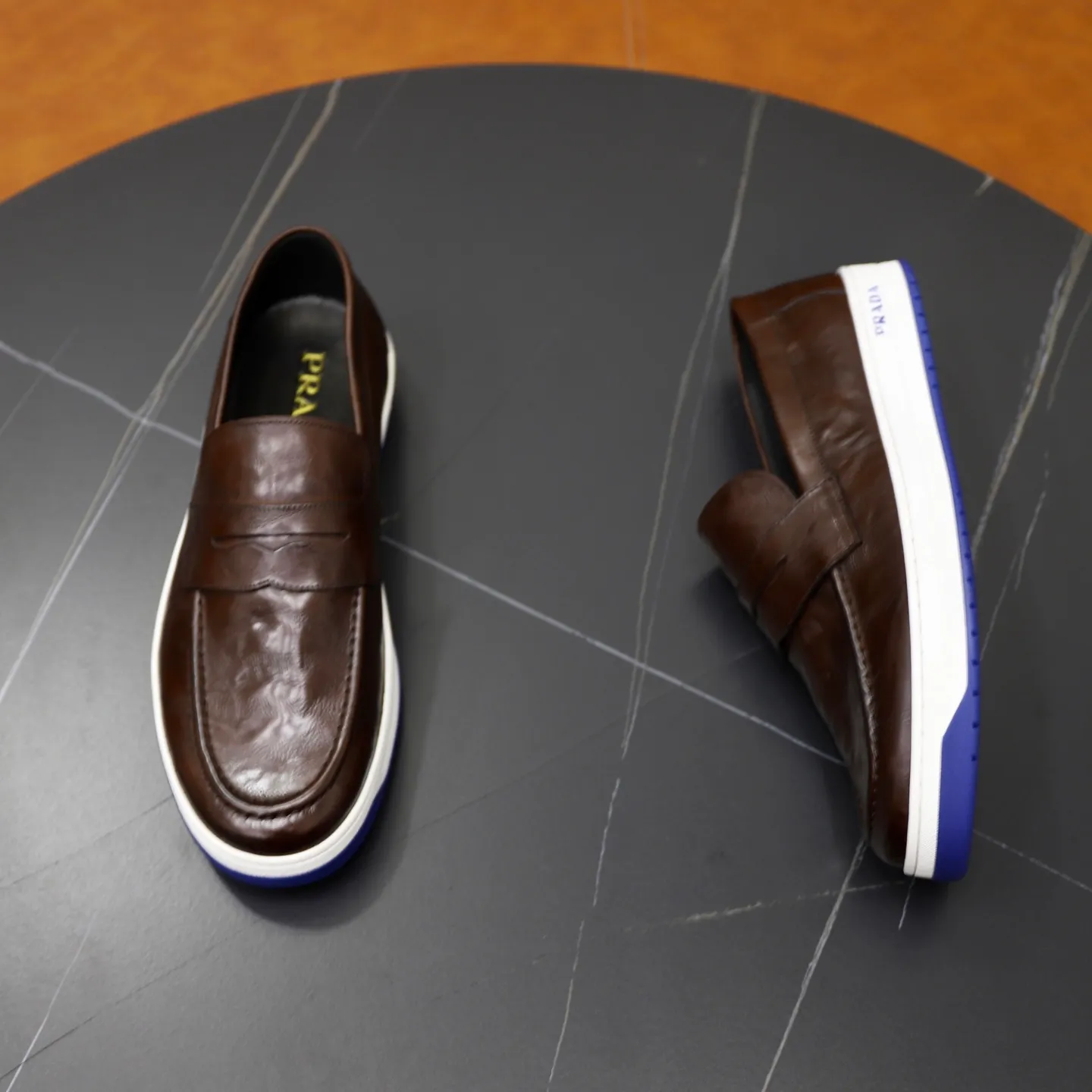 Factory price: 💰640 Prada classic men’s lace-up casual shoes | Imported cowhide upper | Upper stitching layered design, light and breathable | Soft and comfortable | Decorated with PRADA letters on the side | Distinctive sports style, showing the brand style | Lightweight concave and convex pattern rubber soles | Matched with cowhide foot pad lining | Excellent foot feel, fashionable and elegant | Size: 38-44 (45 customized)